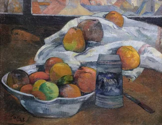Kom met fruit en bierpul voor een raam